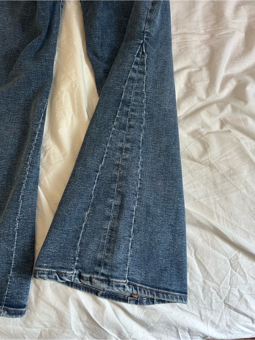 Good American Women's Flared Denim Jeans in Medium Blue - Classic Style - Picture 2 of 6